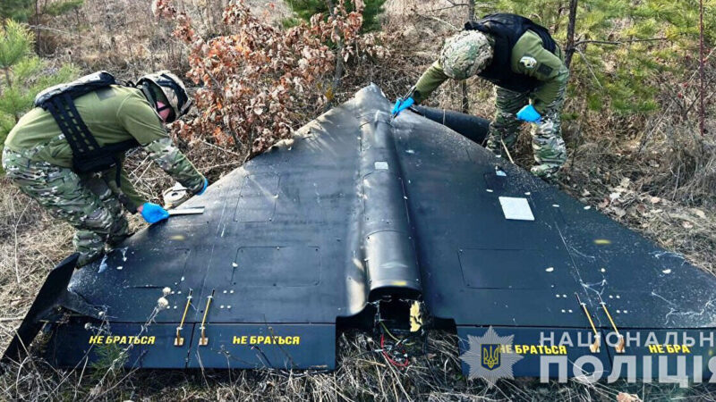 У Києві чоловік закріпив “Шахед” на даху авто: у поліції прокоментували