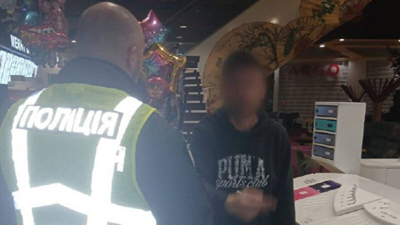 У київському ТРЦ нетверезий чоловік підірвав страйкбольну гранату