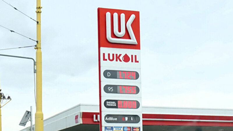 Politico: Санкції проти “Лукойла” можуть викликати протести та падіння уряду в Болгарії