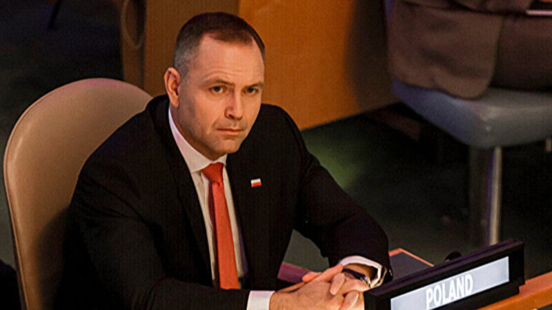 Навроцький заявив, що Польща надає допомогу українським біженцям останній рік