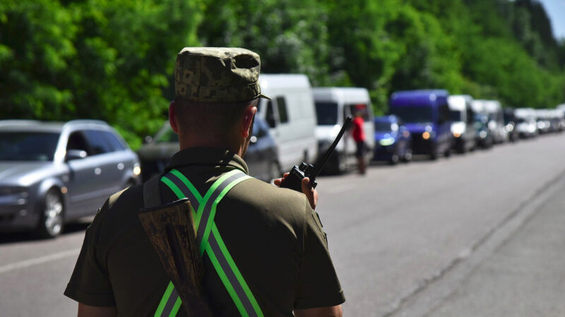 США видворили 50 українців, їх оформляють на кордоні з Польщею