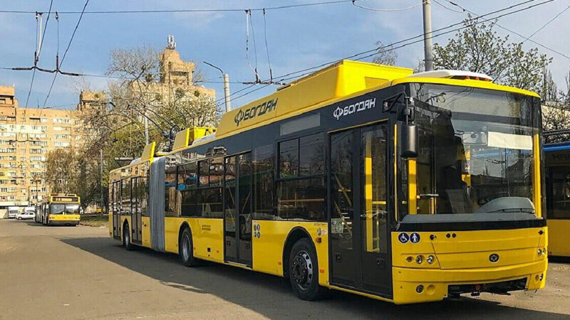 У Києві після обстрілу перекрили низку вулиць, громадський транспорт затримується