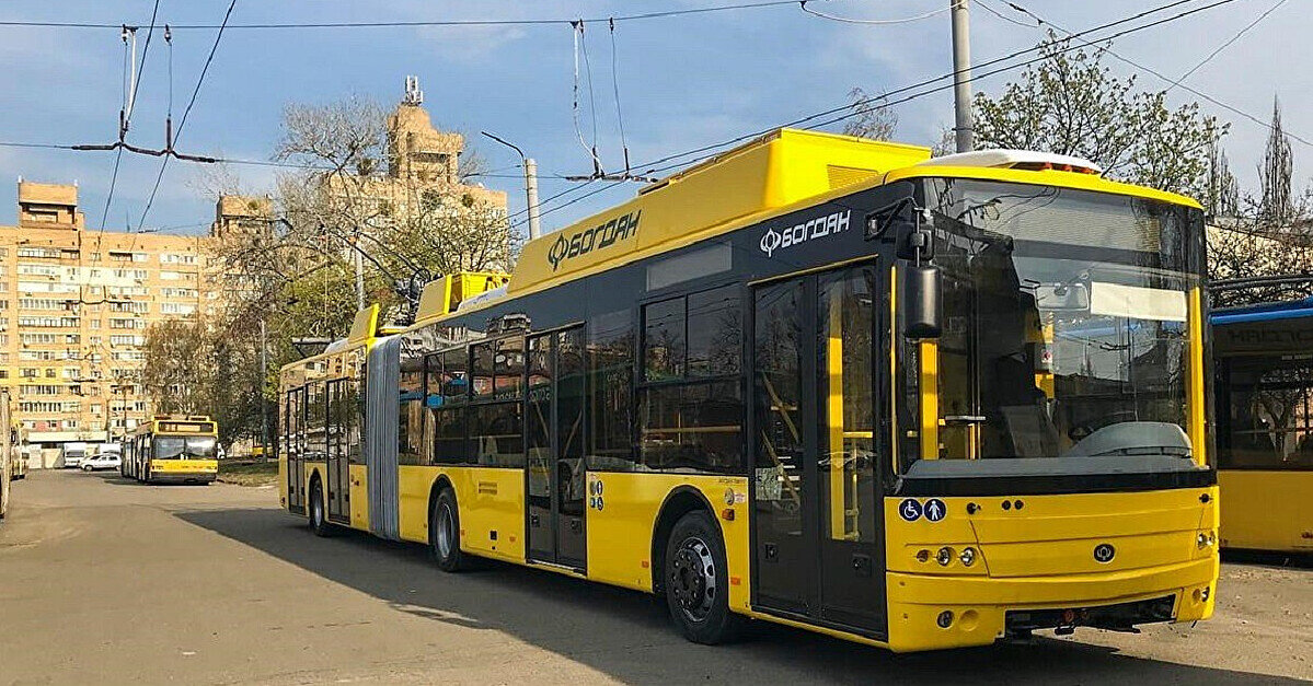 У Києві після обстрілу перекрили низку вулиць, громадський транспорт затримується