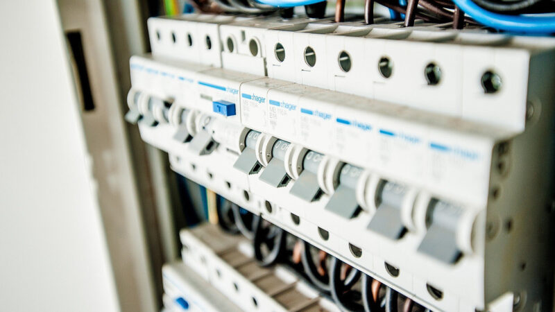 У Києві та більшості областей запровадили екстрені відключення електрики