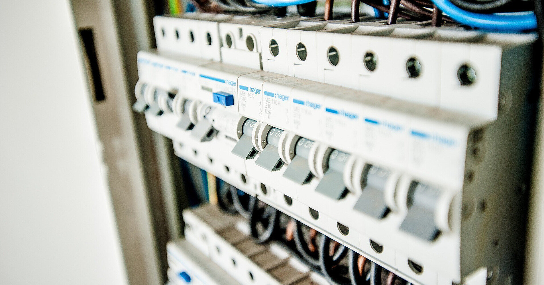 У Києві та більшості областей запровадили екстрені відключення електрики