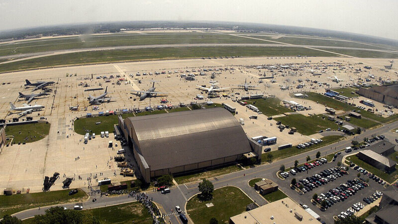 У США на авіабазі, де часто буває Трамп, знайшли “підозрілу посилку” – CNN