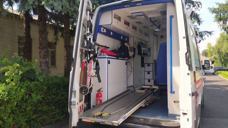 У Тернополі чоловік випав з 5 поверху приміщення ТЦК: він у реанімації