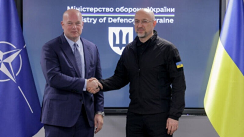 Посол Трампа при НАТО вперше у Києві, зустрівся зі Шмигалем