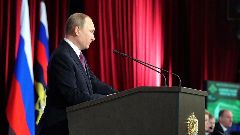 Путін розповів про “постійний зв’язок” зі спецслужбами України