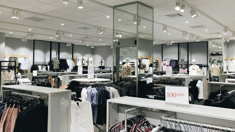 У Росії через санкції збанкрутувала одна з найбільших мереж одягу