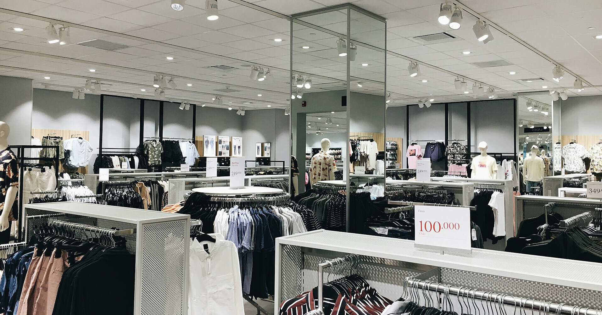 У Росії через санкції збанкрутувала одна з найбільших мереж одягу