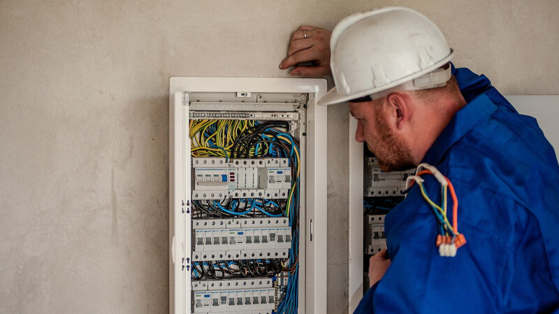 Українцям пояснили, чому діють графіки відключень світла