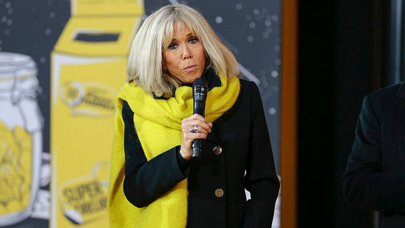 Дружина Макрона перепросила за вислів “тупі суки” в бік феміністичних активісток