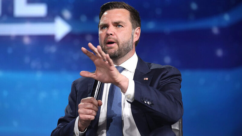 Венс: Ми допомагаємо американським пенсіонерам замість відправки грошей в Україну