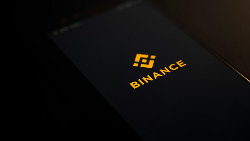 Binance тимчасово зупиняє виведення коштів на банківські картки для українців