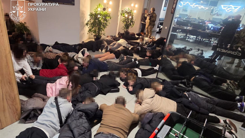 «Фабрика дзвінків»: у Дніпрі викрили мережу шахрайських кол-центрів