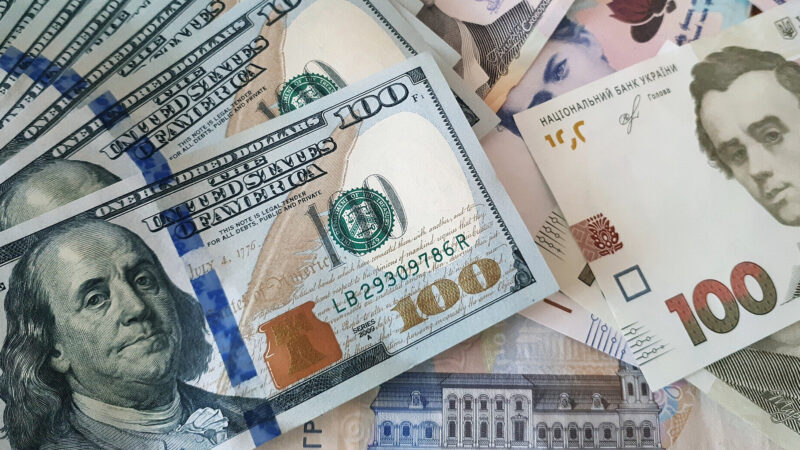 МВФ вимагає від НБУ “посилення гнучкості курсу”: як це вплине на гривню