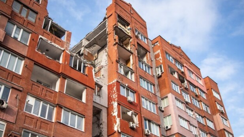 Існує ризик обвалу: як у Дніпрі відновлюють будинок на Виконкомівський після атаки рф