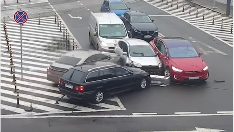 На проспекті Дмитра Яворницького у Дніпрі зіштовхнулися п’ять автівок: подробиці ДТП