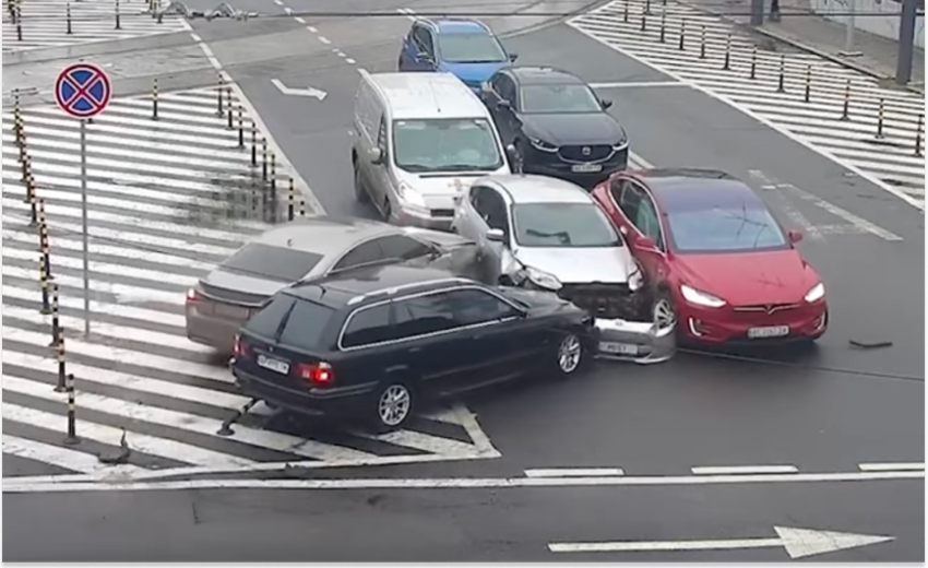 На проспекті Дмитра Яворницького у Дніпрі зіштовхнулися п’ять автівок: подробиці ДТП