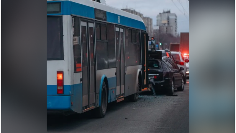 Масштабна ДТП на Слобожанському проспекті у Дніпрі: зіткнулися декілька легковиків, вантажівка та тролейбус