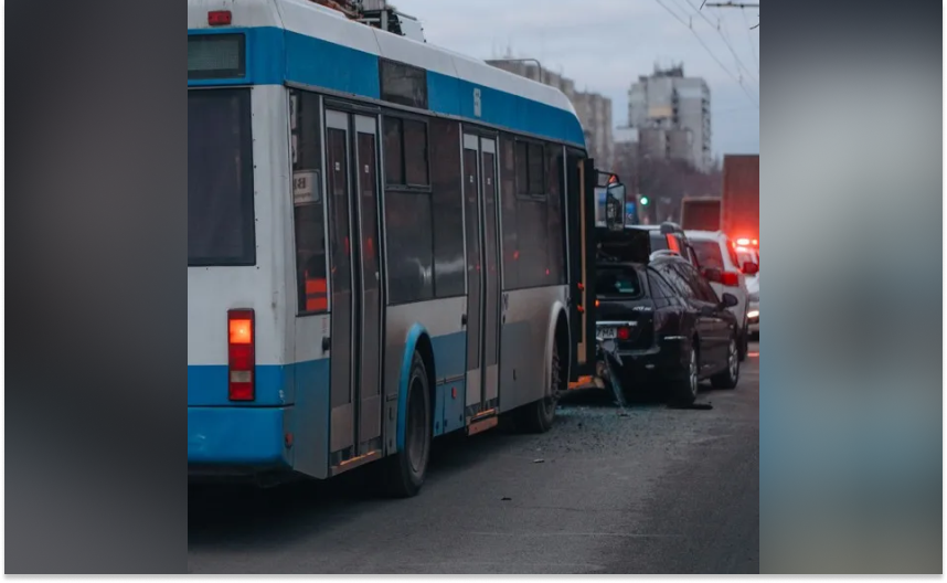 Масштабна ДТП на Слобожанському проспекті у Дніпрі: зіткнулися декілька легковиків, вантажівка та тролейбус