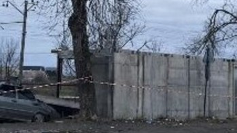 У місті Самар бетонна плита укриття впала на легковий автомобіль: деталі