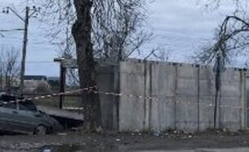 У місті Самар бетонна плита укриття впала на легковий автомобіль: деталі