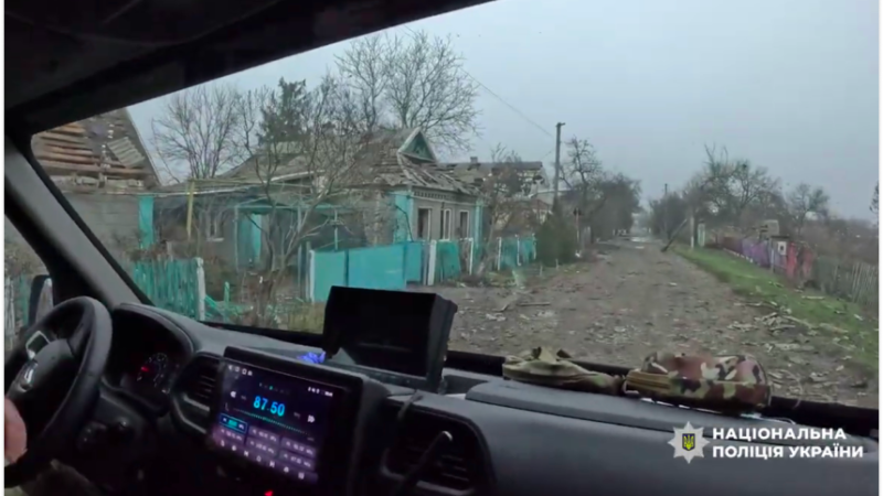 Правоохоронці евакуювали родину з двома дітьми з прифронтової громади Дніпропетровщини