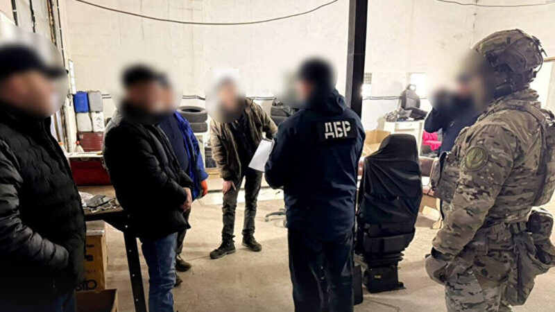 На Хмельниччині викрили військових, які працювали на СТО замість служби