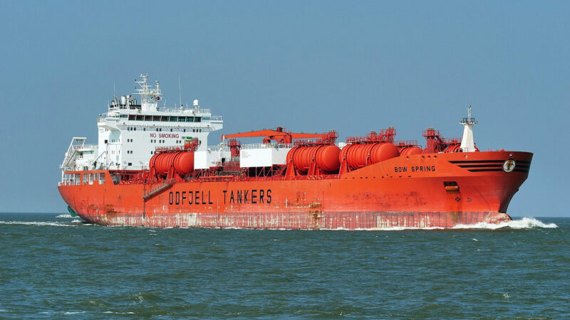 Танкер з російською нафтою дістався Китаю заплутаним маршрутом – Bloomberg