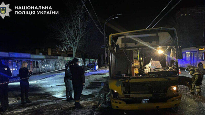 У Києві стався вибух у пасажирському автобусі, на місці працює поліція
