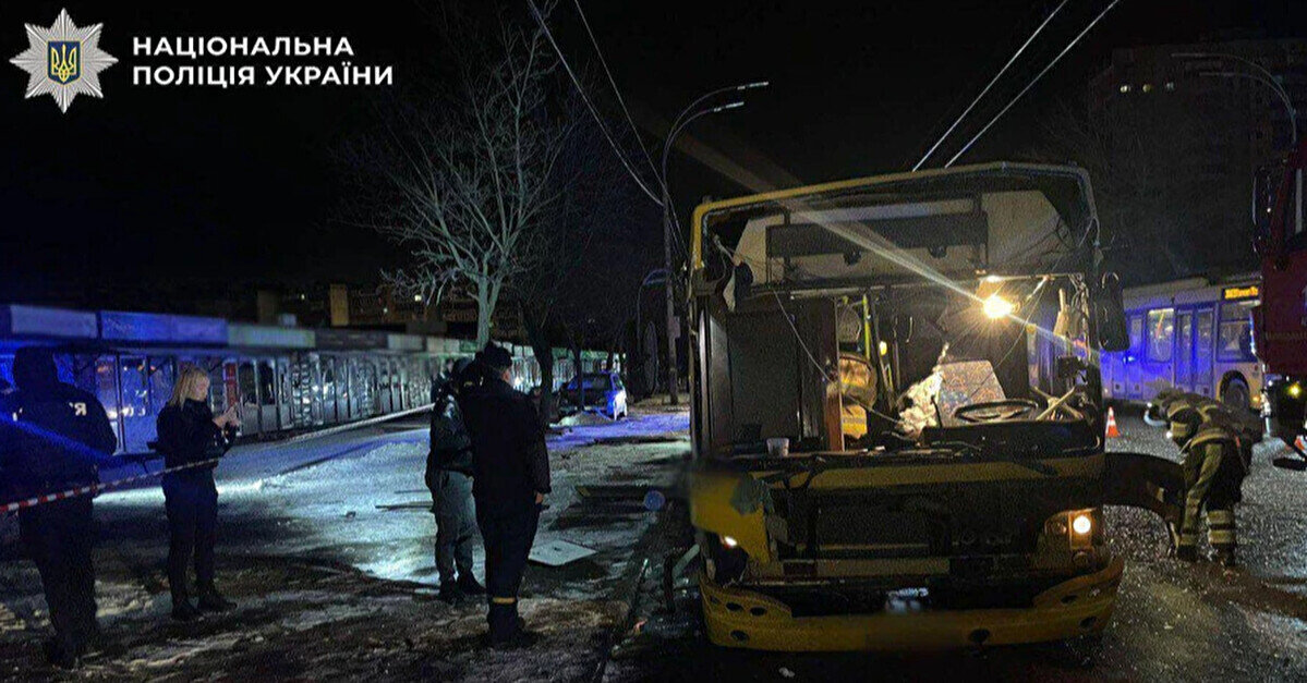 У Києві стався вибух у пасажирському автобусі, на місці працює поліція
