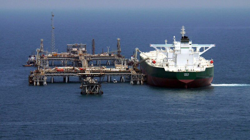 Bloomberg: Російська нафта застрягла в морі, цени знову обвалилися