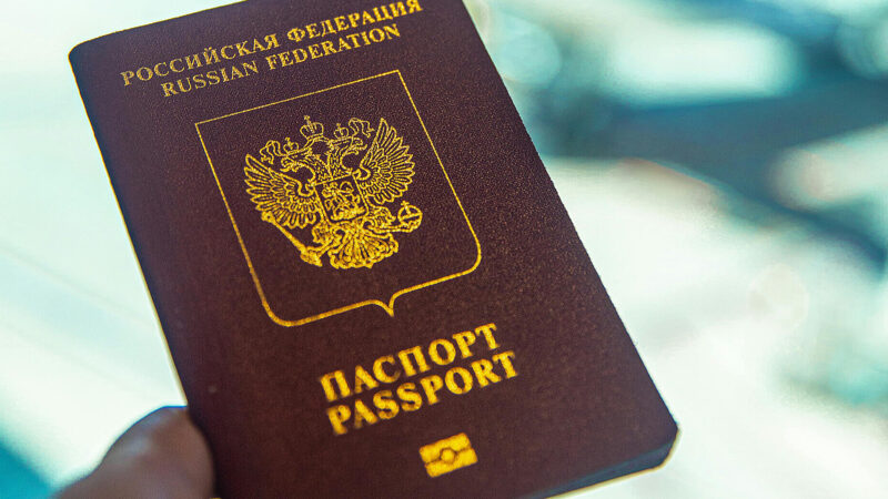 Ще один європейський необанк закриває рахунки білорусам і росіянам