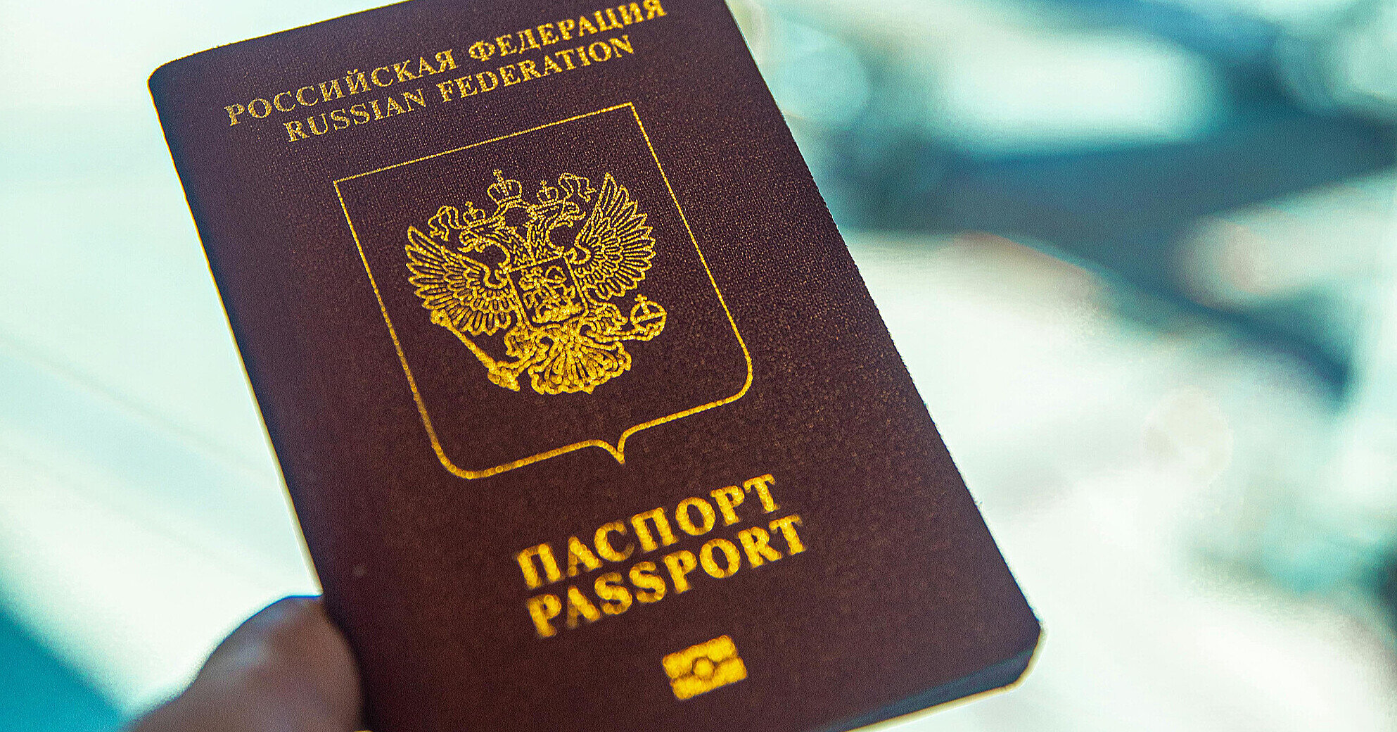 Ще один європейський необанк закриває рахунки білорусам і росіянам