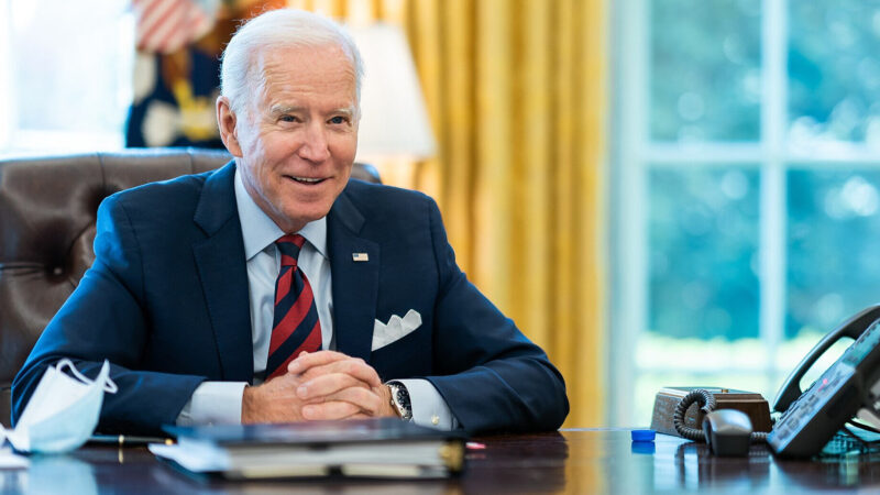 Білий дім встановив портрети президентів, Байдена назвали “найгіршим” лідером