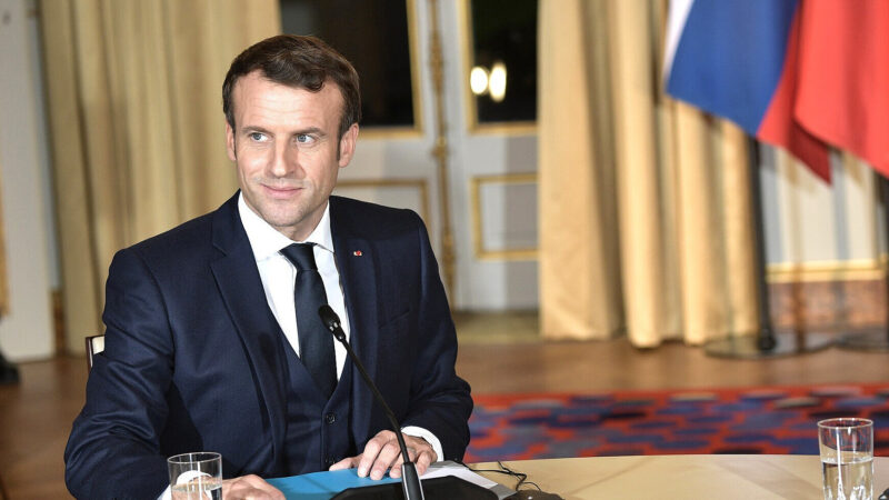 Макрон прибув до Китаю та закликатиме Сі тиснути на Москву для завершення війни