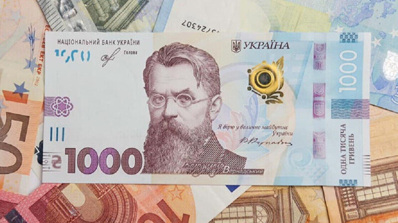 Комуналка, книжки та донати: на що витрачають “тисячу Зеленського” клієнти “ПриватБанку”