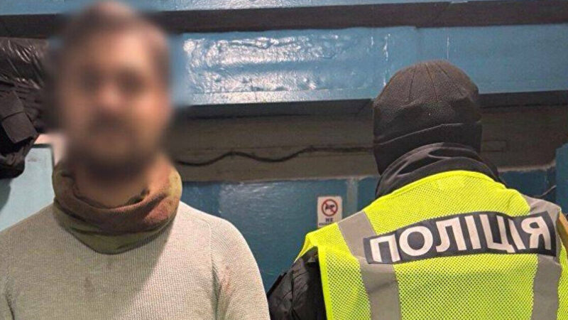 У метро Києва чоловік влаштував бійку і поранив ножем двох пасажирів