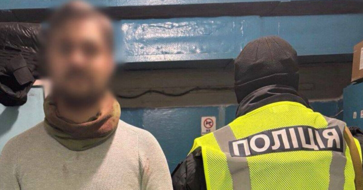 У метро Києва чоловік влаштував бійку і поранив ножем двох пасажирів