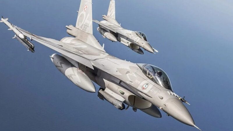 У Польщі піднімали винищувачі, закрили аеропорти на тлі російського обстрілу України