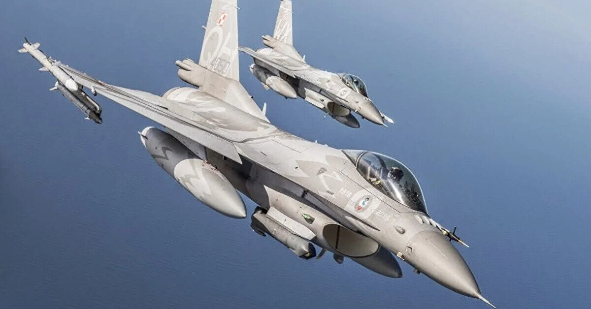 У Польщі піднімали винищувачі, закрили аеропорти на тлі російського обстрілу України