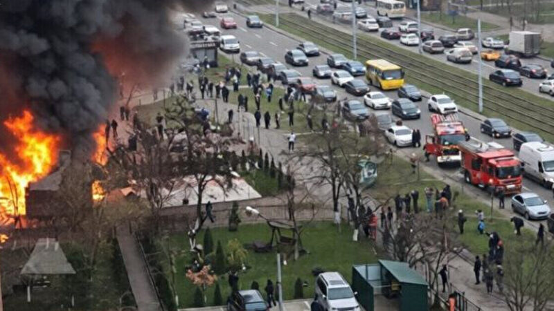 У Києві сталася масштабна пожежа в кафе на Позняках (Оновлено)