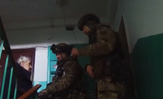 «Білі янголи» евакуювали з прифронтового Нікополя маломобільну жінку