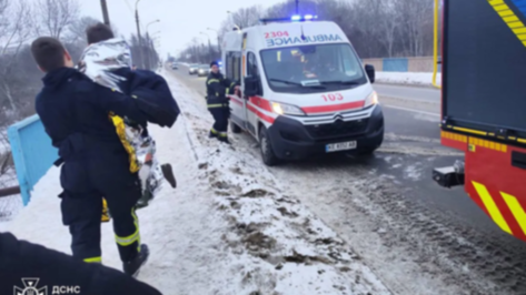 У Кам’янському перехожий врятував хлопчика, який провалився під кригу: подробиці