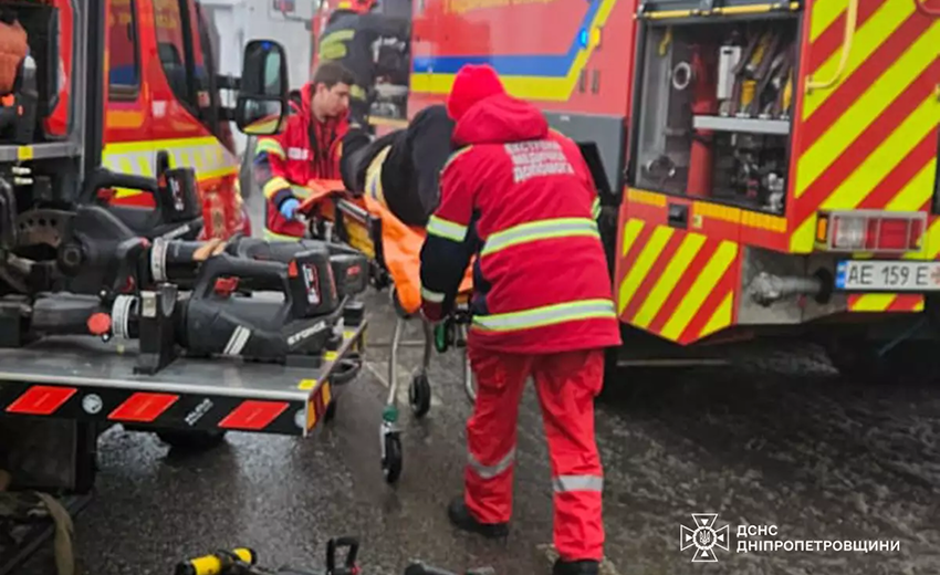 ДТП за участі семи автомобілів на Дніпропетровщині: рятувальники деблокували водія з понівеченого транспортного засобу