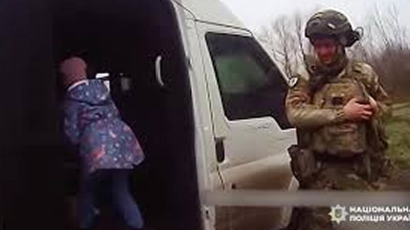 «Врятуйте дітей, будь ласка»: нікопольські «Білі янголи» закликають родини з дітьми евакуюватися з прифронтових громад Синельниківського району