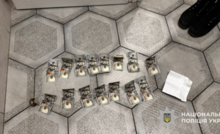 2600$ за надання дозволу на рекламу: на Дніпропетровщині посадовицю міської ради підозрюють у вимаганні хабаря