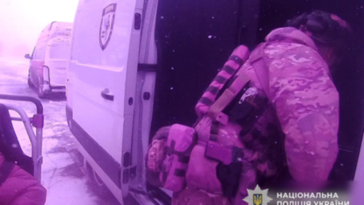Поліцейські «Білого янгола» евакуювали з Нікополя маломобільного чоловіка